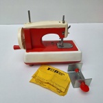 Fofo brinquedo. MAQUINA DE COSTURA para crianças da marca FUPE. Acompanha acessório e folheto explicativo. Peça no estado da foto, sem testes de funcionamento.