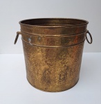 Robusto CACHEPOT de latão martelado da década de 70 com alças de argolas. Peça no estado da foto, sem testes de funcionamento.