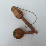 Nostálgicos brinquedos de madeira torneadas BILBOQUÊS. Peças no estado dsa fotos.