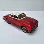 Antigo carrinho de lata KARMANN GHIA -  Escala 1/18 Peça no estado das fotos.