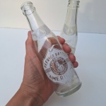 Lote com 2 garrafas antigas e vazias de refrigerante da marca AMERICANA. Peças no estado das fotos, sem testes de funcionamento.