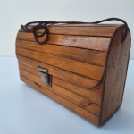 Bolsa vintage, modelo baú, artesanal, feita de tiras de madeira, sem marca definida. Peça no estado das fotos, sem testes de funcionamento.