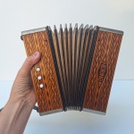 Brinquedo, instrumento musical lindo, ACORDEON/SANFONA da marca HERING, década de 70. Peça no estado das fotos, sem testes de funcionamento.