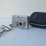 Câmera Digital KIKON COOLPIX L11. 6.0 Megapixels, acompanha capa. Peça no estado das fotos, sem testes de funcionamento.