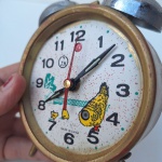 Relógio Despertador com tema infantil, WHITE DOVE. Para restauro. Peça no estado das fotos, sem testes de funcionamento.