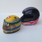 Miniaturas decorativas de capacetes, (2). Ayrton Senna e outro sem definição. Peça no estado das fotos, sem testes de funcionamento.