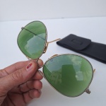 Óculos de sol estilo Ray Ban Aviador (sem inscrição na peça) com lente de grau desconhecido verde. Peça no estado das fotos.