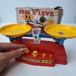 Balança de brinquedo PESE E LEVE marca BANDEIRANTES. Falta itens. Peça no estado das fotos.