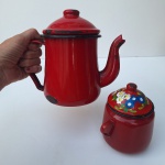 Lindo conjunto de Bule e Açucareiro esmaltados vermelha com estampa. Utensílios de cozinha estilo rústico. Peças no estado das fotos.
