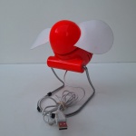 Mini Ventilador de mesa, portátil, de plástico com saída USB. Design moderno. Peça no estado das fotos, sem testes de funcionamento.