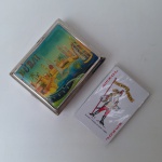 Lindo estojo de metal, ilustração DUBAI e com baralho completo e sem uso, lacrado. Peça no estado das fotos.