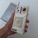 Rádio AM/FM portátil SANO, modelo R72. Peça no estado das fotos, sem testes de funcionamento.