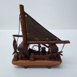 Linda peça decorativa, miniatura artesanal. JANGADA, feita de madeira nobre. Peça decorativa. Peça no estado das fotos.