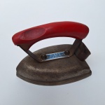 Mini FERRO de passa roupas KIDDY, elétrico porém sem fio. Peça no estado das fotos, sem testes de funcionamento.