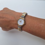 Relógio Feminino, dourado e prateado com pulseira elástica. CONDOR NEW Quartz. Peça no estado das fotos, sem testes de funcionamento.