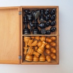 Lindo JOGO DE XADREZ com peças completas de madeira na caixa. Antigos. Peça no estado das fotos.