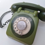 Lindíssimo TELEFONE FIXO de disco, na cor verde. Anos 80. Peça no estado das fotos, sem testes de funcionamento.