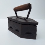 Robusto FERRO DE PASSAR a brasa, antigo e conhecido como ferro à carvão. Antecede a eletricidade. Peça no estado das fotos.