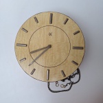 Curioso RELÓGIO de parede, com visor de fórmica bege. Sem marca definida. Peça no estado das fotos, sem testes de funcionamento.