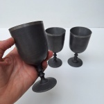 Três taças lindas em estanho. Possivelmente da marca JOHN SOMERS. Peça no estado das fotos.