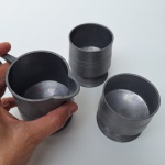 Conjunto de Mini Jarra e 2 cálices de estanho anos 60 marcadas com MARGUEL ESTANHOS. Peça no estado das fotos.