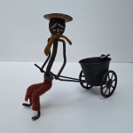 Peça decorativa artesanal, comum nos anos 70. Homem com carroça, em metal. Cinzeiro. No estado das fotos.