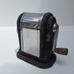 Super vintage, APONTADOR de lápis manual, manivela. BOSTON RANGER . Americano. Peça no estado das fotos, sem testes de funcionamento.