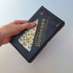 Jogo Clássico de DOMINÓS Double Six com 28 peças. Acompanha estojo. Peça no estado das fotos.