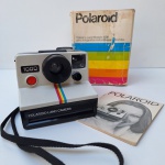 Icônica Câmera instantânea POLAROID LAND 1000 , com caixa e manual. Design inspiração do Instagram. Peça no estado das fotos, sem testes de funcionamento.