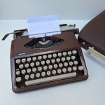 Rara na cor marrom, MAQUINA DE ESCREVER portátil OLIVETTI LETTERA 82. Peça no estado das fotos, funcionando. Precisa de revisão.