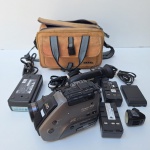 Kit com FILMADORA compacta JVC VHS GR - AX10 e baterias e acessórios e bolsa. Peça no estado das fotos, sem testes de funcionamento.