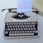 MÁQUINA DE ESCREVER portátil HERMES BABY na cor branca. Peça no estado das fotos, sem testes de funcionamento.