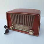 Lindíssimo RADIO Valvulado de mesa, MULLARD, modelo R5615U década de 50. Peça no estado das fotos, sem testes de funcionamento.