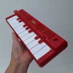 Gracioso instrumento musical PIANETA HERING Vermelha. Peça no estado das fotos, sem testes de funcionamento.