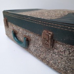 Rara e antiga MALA DE VIAGEM rígida com alça, anos 70.  Medida:50x36x16 larg. Verde. Peça no estado das fotos.