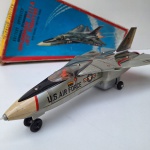 Antigo BRNQUEDO DE CAÇA À JATO, bateria, Modelo GENERAL- DYNAMICS GRUMMAN F -111A. Peça no estado das fotos, sem testes de funcionamento.