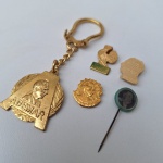 Lote com 4 PINS e 1 CHAVEIRO com o tema de campanha política ADHEMAR DE BARROS. Peças no estado das fotos.