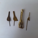 Lote com 4 PINS de VASSOURINHAS, tema da campanha de JANIO QUADROS . Peças no estado das fotos.