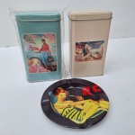 Lote com 2 LATAS e 1 CINZEIRO de lata com estampas vintage. PINUPS. Peça no estado das fotos.