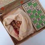 Jogo antigo LOTTO (bingo) com contas de madeira. Peças no estado das fotos, completo.