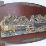 QUADRO DA SANTA CEIA em metal sobre madeira. Peça antiga no estado das fotos, sem testes de funcionamento.