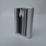 Colecionismo. ISQUEIRO ZIPPO USA branco com ilustração de código de barras. Peça no estado das fotos, sem testes de funcionamento.