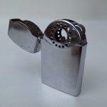 ISQUEIRO ZENITH prateado com acendedor em formato esférico. Peça no estado das fotos, sem testes de funcionamento.