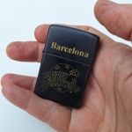 Colecionismo. ISQUEIRO ZIPPO USA preto com inscrição BARCELONA PLANET HOLLYWOOD. Peça no estado das fotos, sem testes de funcionamento.