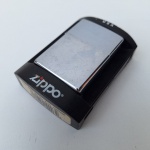 Colecionismo. ISQUEIRO ZIPPO USA Prateado Clássico. Caixa original. Peça no estado das fotos, sem testes de funcionamento.