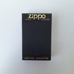 Colecionismo. ISQUEIRO ZIPPO USA Prateado Clássico. Na embalagem fechada. Peça no estado das fotos, sem testes de funcionamento.