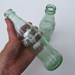 Colecionismo. 2 Garrafas de COCA COLA vidro verde . Peças no estado das fotos, sem testes de funcionamento.