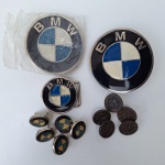 Lote com METAIS PARA CINTOS E BOTÕES com o logotipo da BMW. Peças no estado das fotos, sem testes de funcionamento.