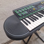 Incrível TECLADO MUSICAL CASIO CTK 3500 Teclado Brasileiro, inclui pés dobráveis, sem fios ou fonte. Peças no estado das fotos, sem testes de funcionamento.