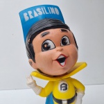 Icônico e raro BONECO BRASILINO, mascote promocional da FABRICA DE MÓVEIS BRASIL. 1967. Certificado de autenticidade. Peça no estado das fotos.